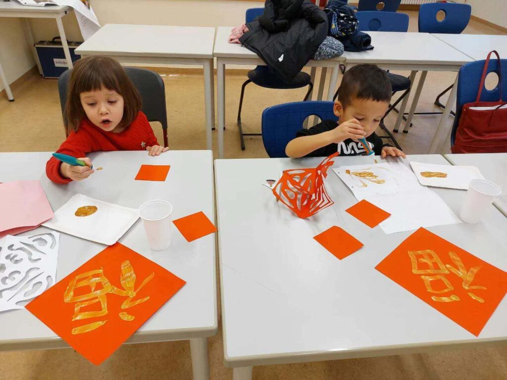 Kinder malen chinesische Schriftzeichen