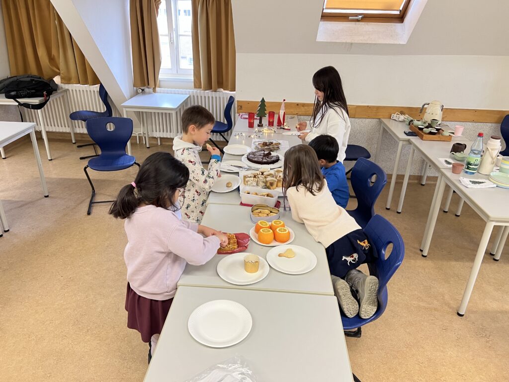 Weihnachtsfeier mit Kindern in der Schule